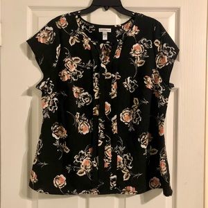 🌼Lovely Croft & Barrow Black Floral Blouse, Size 1x, with Notched Neckline!!🌼